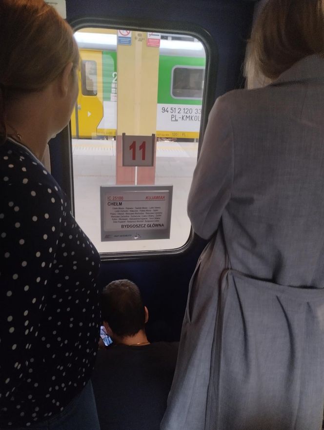 Tłok w pociągu PKP Intercity. W takich warunkach podróżował nasz czytelnik