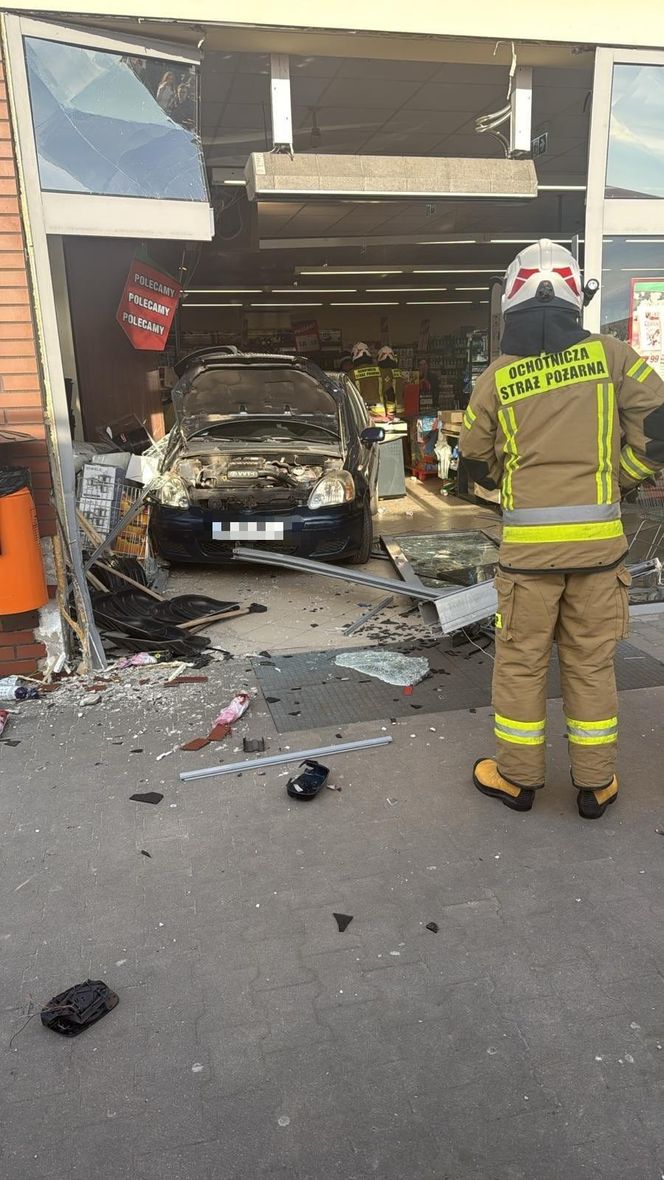 Wjechał do sklepu... samochodem. Wypadek w Oborzyskach Starych koło Kościana