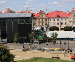 Przed sobotnim koncertem trwa budowa sceny na pl. Zamkowym w Lublinie