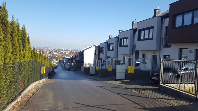 Spacerowa w Rzeszowie - wąską polną dróżką do dużych deweloperskich osiedli