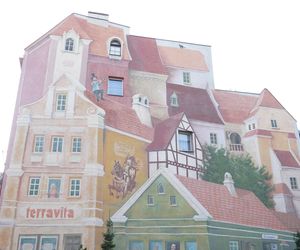 To najsłynniejszy mural w Poznaniu. Jest wizytówką zabytkowej dzielnicy