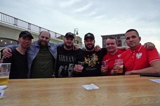 Gorzowianie licznie przybyli na strefę kibica na bulwarze. Deszcz nie pomagał w śledzeniu spotkania