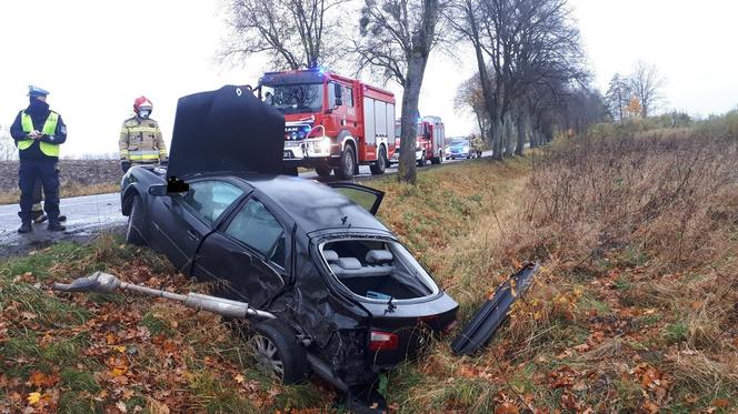  Wypadek na drodze powiatowej Strubno – Pakosze. Kierujący może mówić o dużym szczęściu [ZDJĘCIA]