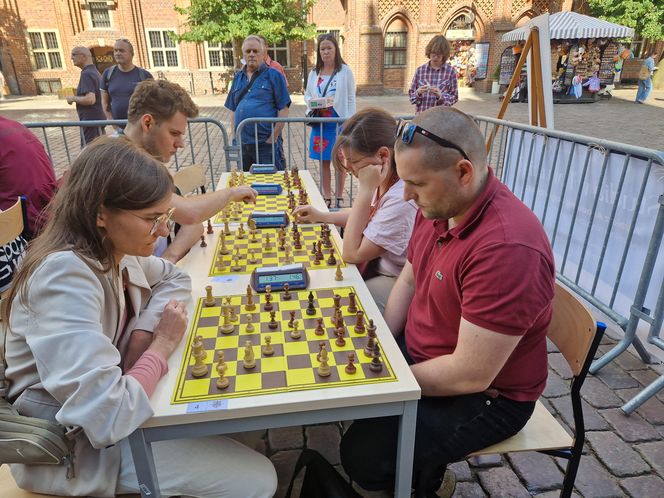 Szachiści opanowali centrum Torunia. Turniej błyskawiczny na Rynku Staromiejskim