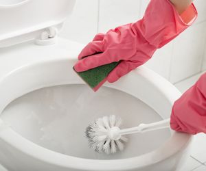 Nie żałuj sobie i wsyp dużo tego proszku do muszli klozetowej. Będzie tak czysta, jakbyś zamówiła ekipę sprzątającą. Domowy sposób na czyszczenie muszli klozetowej