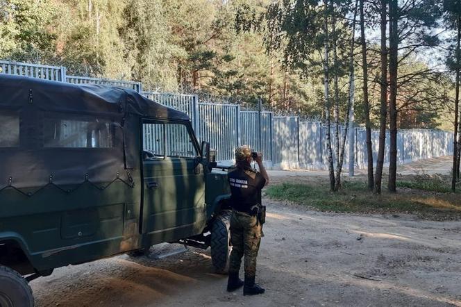 Grupa migrantów stanęła przed zaporą na granicy polsko-białoruskiej
