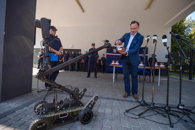 Pluszowe misie przekazane policji przez Rzecznika Praw Dziecka