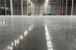 Styropian pod posadzkę przemysłową – wymagania techniczne i praktyczne wskazówki