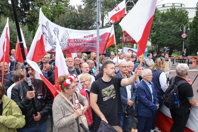 Zwolennicy Karola Nawrockiego pod Sejmem 6.08.2025