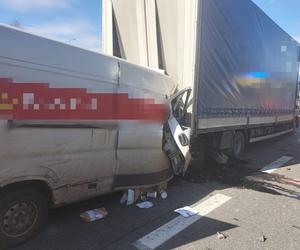 Bus Poczty Polskiej wbił się w ciężarówkę. Kierująca nie miała najmniejszych szans