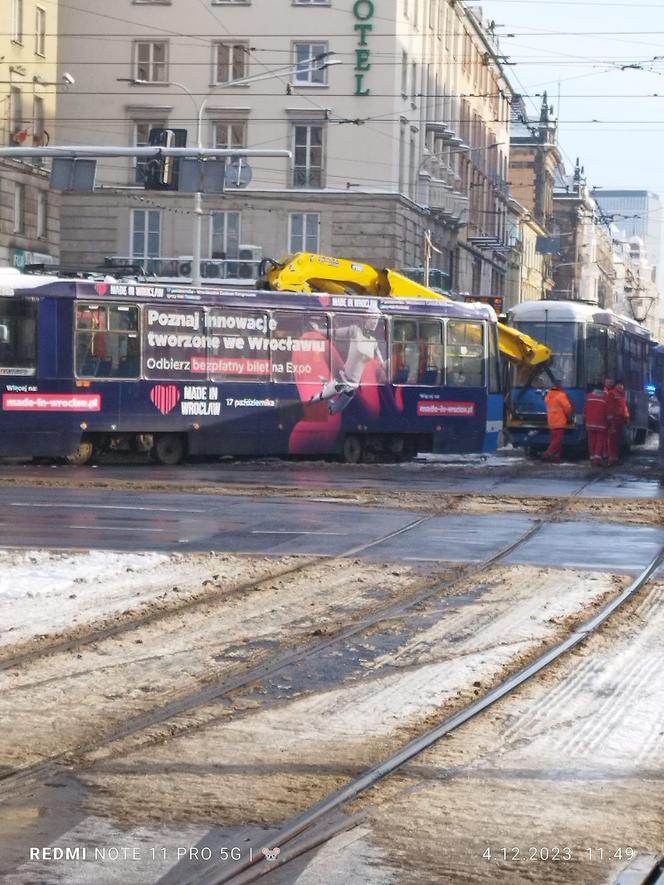 Seria stłuczek i awarii we Wrocławiu. Trudny dzień dla pasażerów MPK. Co będzie przy większych mrozach? 