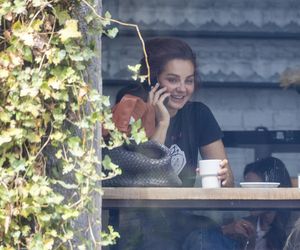 Małgorzata Socha stroi miny przy bajglu