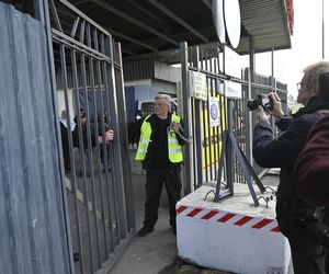 Komornicy na Modlińskiej. Nerwowe starcie przy hali na Białołęce. Ostry konflikt kupców z zarządcą hali