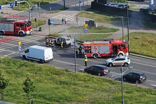 Pożar samochodu na rondzie Inwalidów w Łodzi