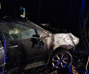 Zjechał z drogi i huknął w drzewo. Jego auto stanęło w płomieniach. Cudem uniknął śmierci