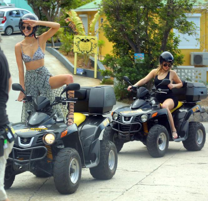 Kendall Jenner i Khloe Kardashian na quadach