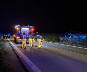 Format: Wypadek autokaru z amerykańskim żołnierzami na A4 pod Jaworem. Jest wielu rannych. Żołnierkę zabrał śmigłowiec [ZDJĘCIA].