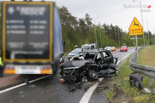 Wypadek w Krzepicach. 74-zginął w zderzeniu z tirem