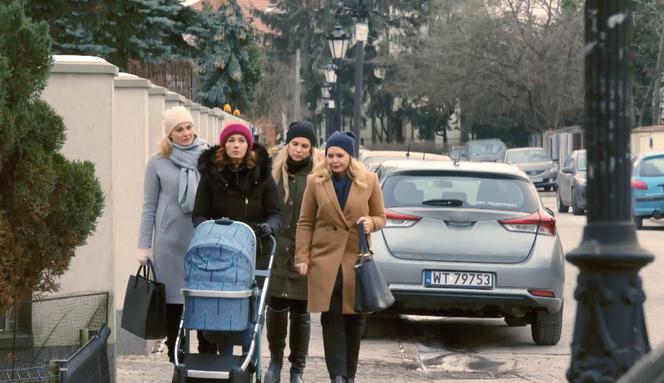 Przyjaciółki 11 sezon odcinek 129. Zuza (Anita Sokołowska), Inga (Małgorzata Socha), Anka (Magdalena Stużyńska), Patrycja (Joanna Liszowska)