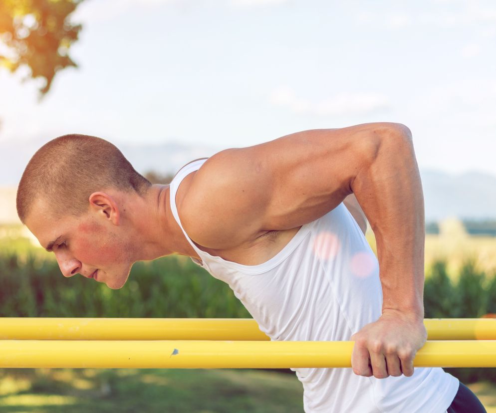 Pompki na poręczach możesz wykonywać nie tylko na siłowni, ale i w domu czy na świeżym powietrzu.