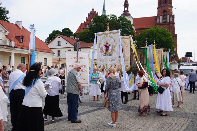 Boże Ciało 2024. Tłumy wiernych przeszły w procesji ulicami Białegostoku