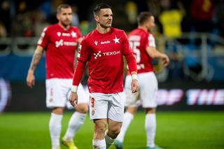 Dramat Wisły Kraków! Miedź pogrzebała Białą Gwiazdę. Koszmar przy Reymonta