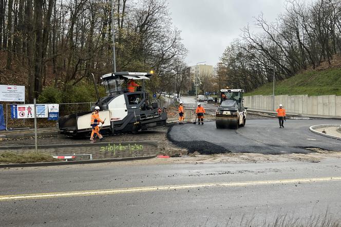 Ukłdanie asfaltu na nowo powstającym rondzie na ul. Słowiańskiej w Gorzowie