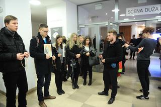 Protesty pod Teatrem Powszechnym