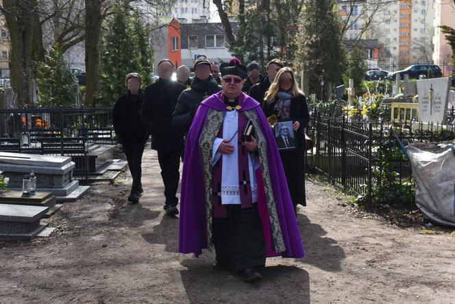 Wzruszający pogrzeb gwiazdy serialu „Czterej pancerni i pies”! Grób tonął w kwiatach 