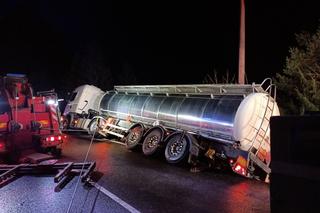 Cysterna z paliwem uderzyła w barierę energochłonną. Droga była zablokowana przez kilka godzin