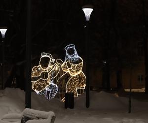 Lublin wieczorową porą. W mieście świąteczne ozdoby i hałdy śniegu. Zobacz zdjęcia!