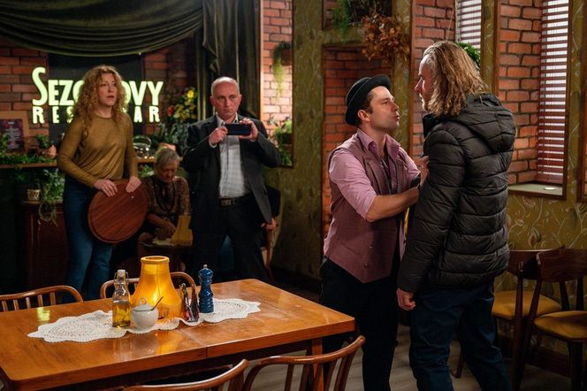 Barwy szczęścia, odcinek 3194. Żabcia (Hanna Klepacka), Broda (Andrzej Popiel), Zbyszek (Krzysztof Chudzicki)