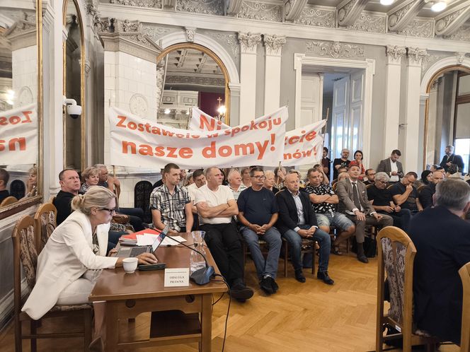 Protest mieszkańców sprzeciwiających się budowie wschodniej obwodnicy Tarnowa na granicy z Wolą Rzędzińską