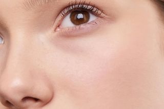 Jak szybko i skutecznie zakryć cienie pod oczami? Ten korektor uratuje Cię po nieprzespanej nocy