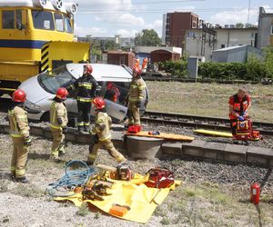 Kontrolowane zderzenie pociągu z osobówką