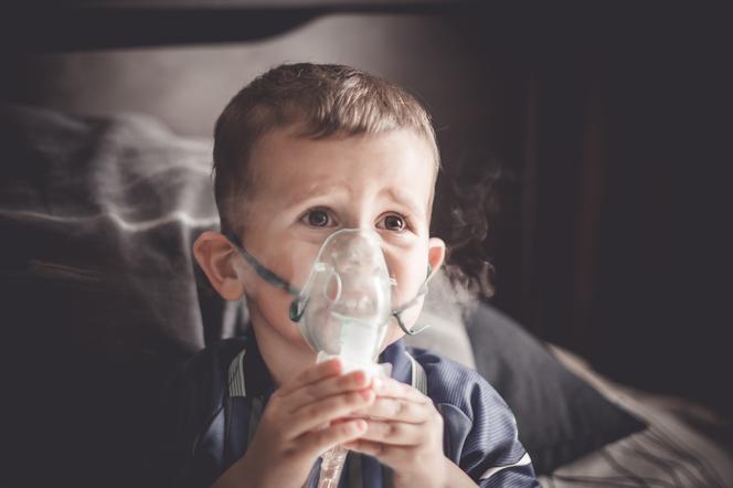 Chłopczyk z nebulizatorem