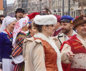 Polonez dla Fredry 2025 we Wrocławiu. Maturzyści zatańczyli na Rynku [ZDJĘCIA]