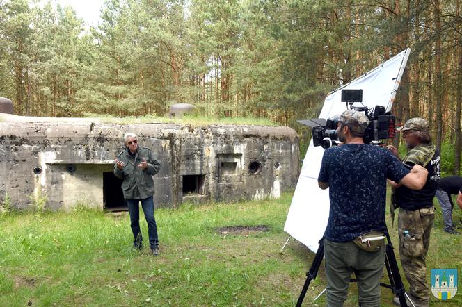 Sensacje XX wieku w Nowogrodzie. Wołoszański kręcił dokument na Podlasiu [ZDJĘCIA]