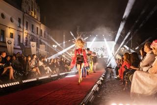  Kicz i blichtr podczas pokazu Art In Culture na Rynku w Rzeszowie