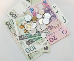 Coraz głośniej o zmianach w 800 plus. Różne pomysły wśród koalicjantów