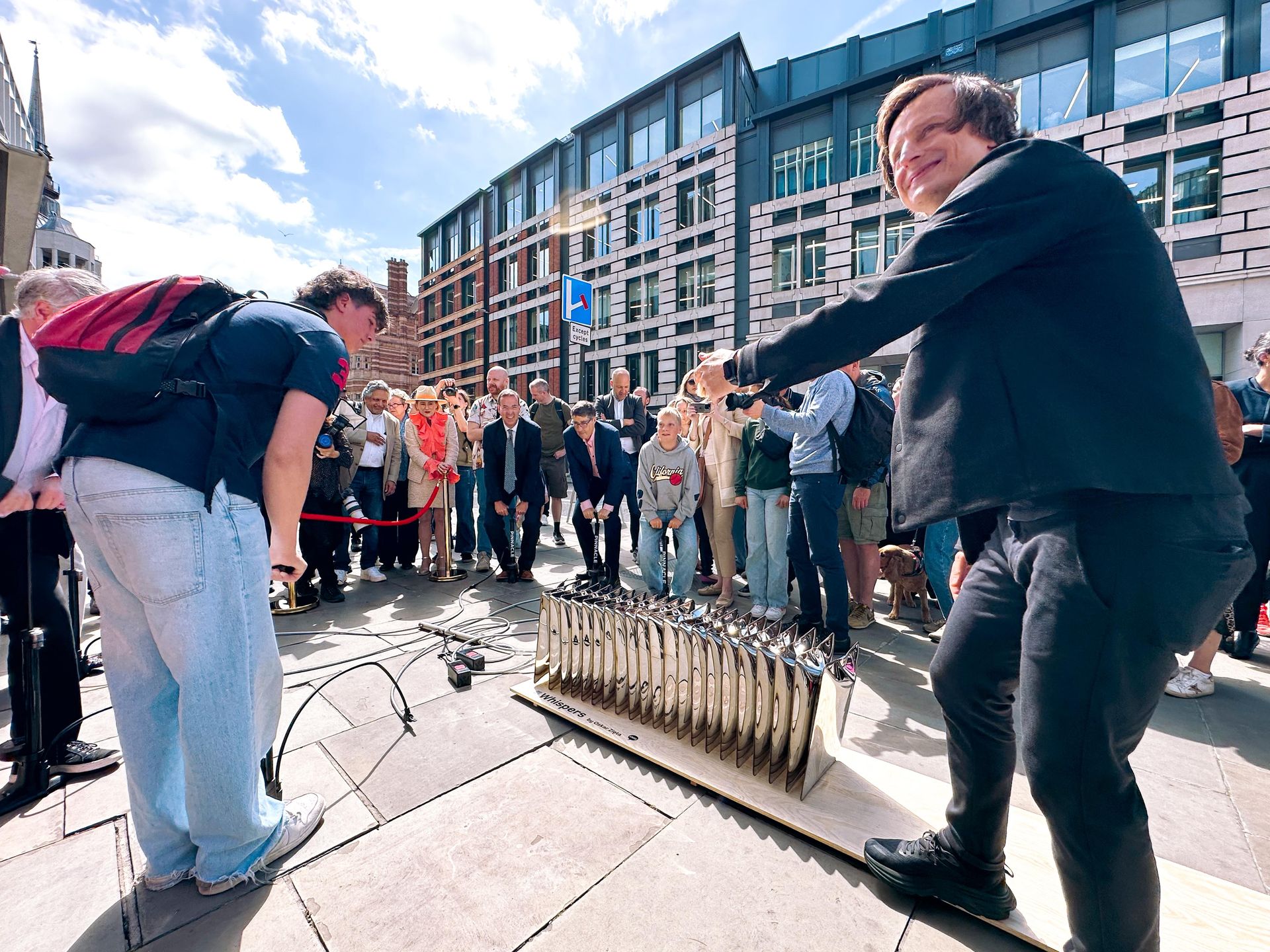 Odsłonięcie instalacji Whispers Oskara Zięty