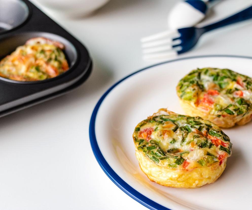 Śniadanie w 15 minut? Te omletowe muffinki znikają szybciej, niż się pieką!