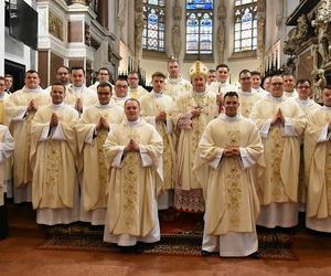 Nowi księża w diecezji tarnowskiej. 14 mężczyzn przyjęło święcenia kapłańskie