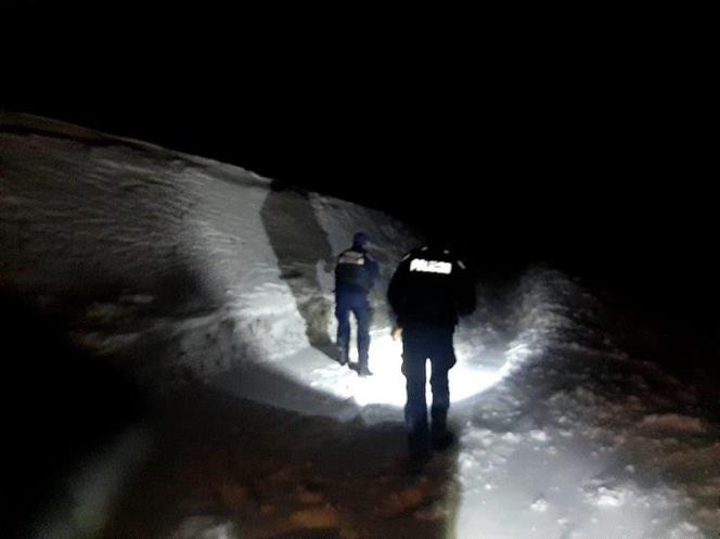 Kobieta w ŚNIEŻYCĘ samotnie wyszła z domu. Nie miała telefonu, a była potrzebna pomoc w domu