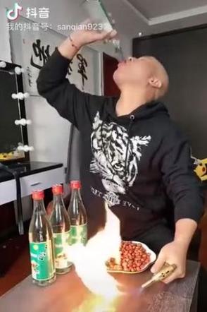  Influenser z TikToka popisywał się przed fanami i umarł. Nie zgadniesz, co zrobił