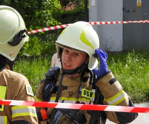 Pożar i wybuchy w mieszkaniu bloku w Tychach