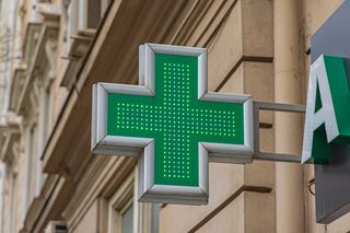 Rapid Alert: z aptek wycofano wiele serii ważnego leku. Wykryto cząsteczki stali