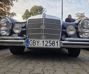 Klasyczna motoryzacja znów zachwyciła Bydgoszcz. „Bydgoskie Klasyki Nocą” przy Torbydzie