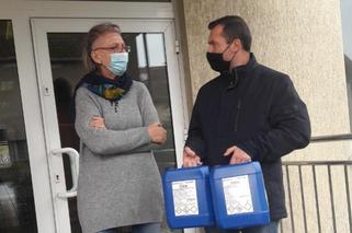 Dostali płyny do dezynfekcji. Starosta wspiera również szkoły podstawowe