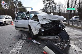 19-latek nie ustąpił pierwszeństwa. Trzy osoby w szpitalu, zmiażdżone samochody [ZDJĘCIA]